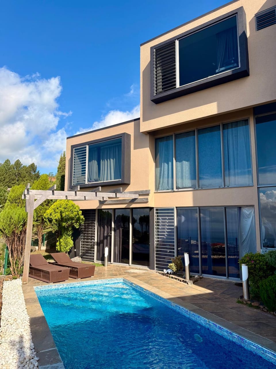 Property building, Day, Swimming pool, sunbed