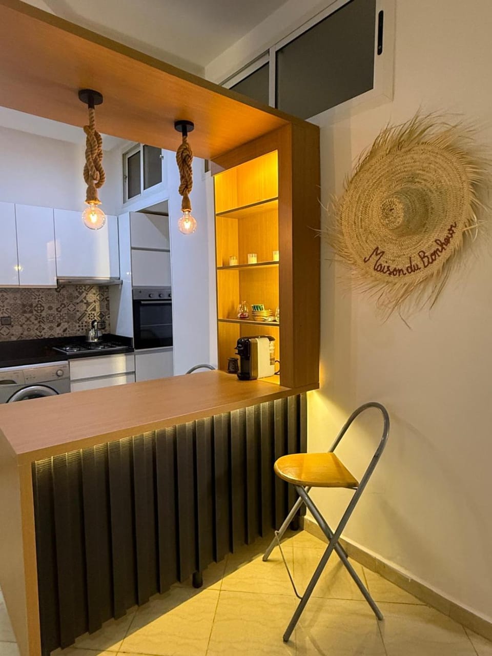 Kitchen or kitchenette, minibar