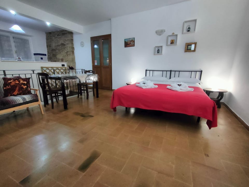 Bed, Kitchen or kitchenette, Photo of the whole room, Dining area, Bedroom