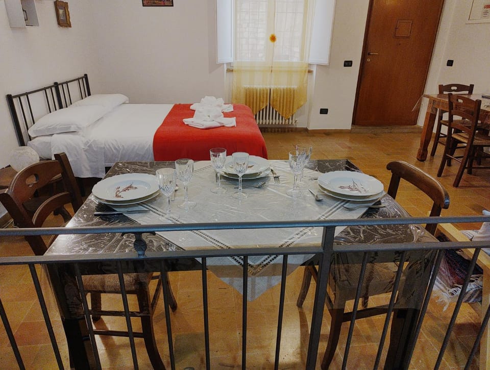 Bed, Living room, Photo of the whole room, Seating area, Dining area, Bedroom