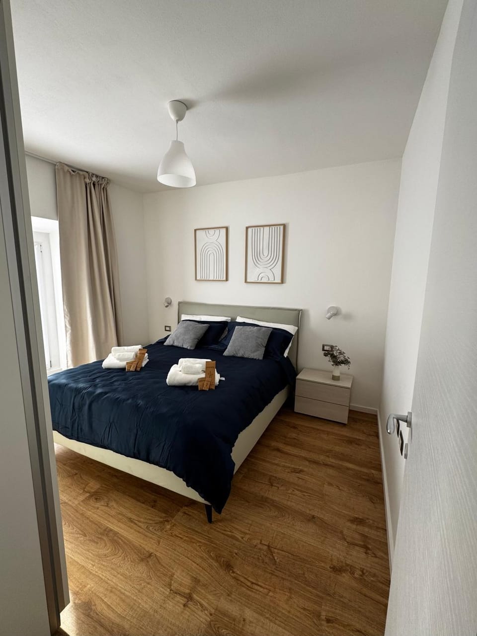 Bed, Photo of the whole room, Bedroom, towels