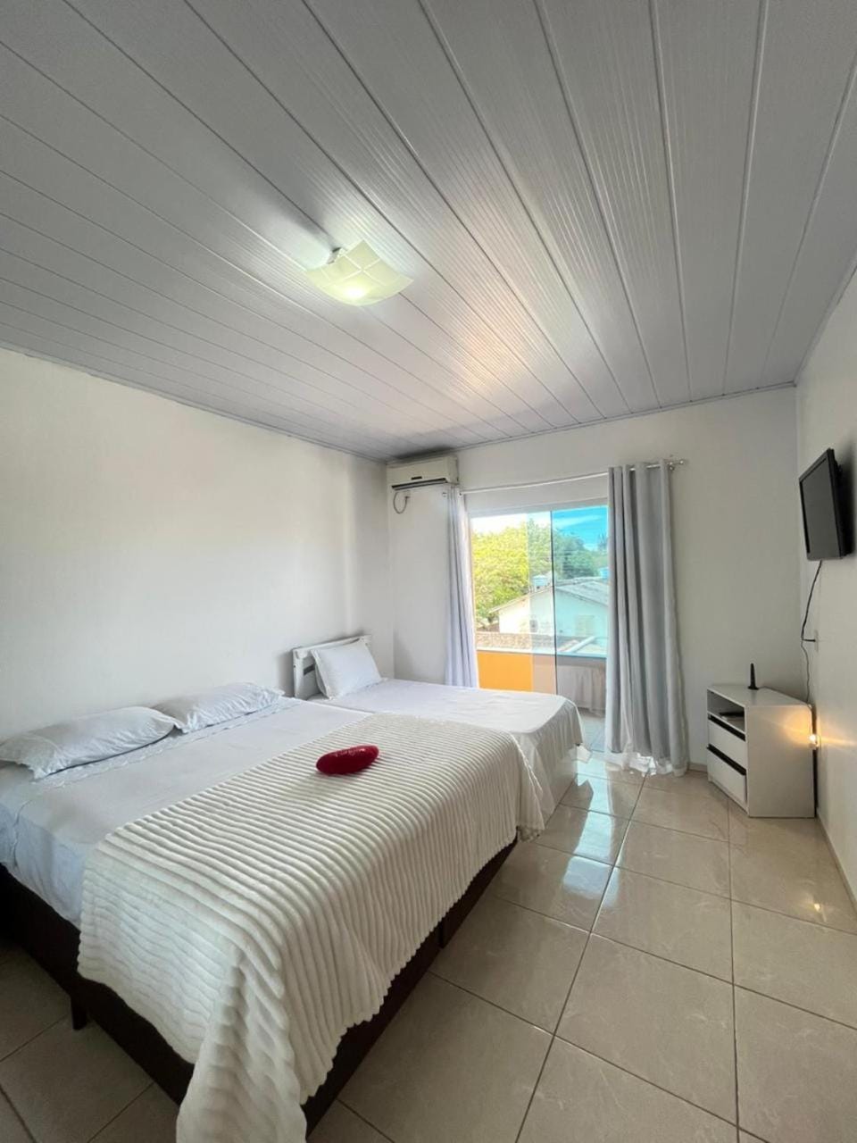 Bed, TV and multimedia, Photo of the whole room, Evening entertainment, Bedroom, air conditioner, air conditioner