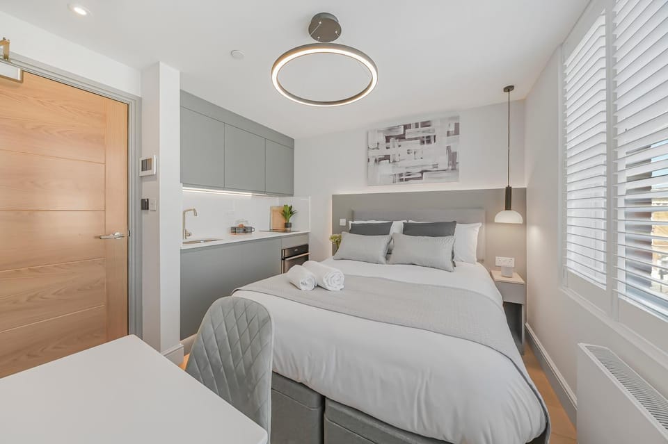 Bed, Kitchen or kitchenette, Seating area, Bedroom, heating