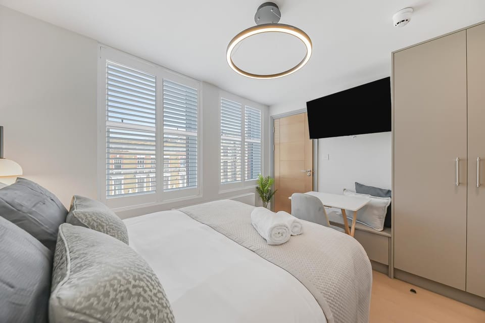 Bed, TV and multimedia, Seating area, Bedroom, wardrobe