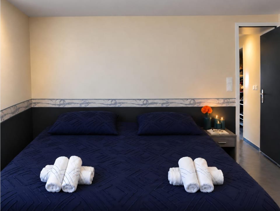 Bed, Photo of the whole room, Bedroom, internet, towels, wardrobe