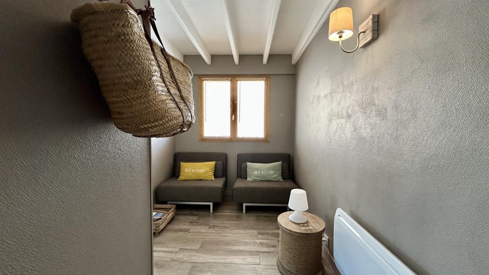 Living room, Photo of the whole room