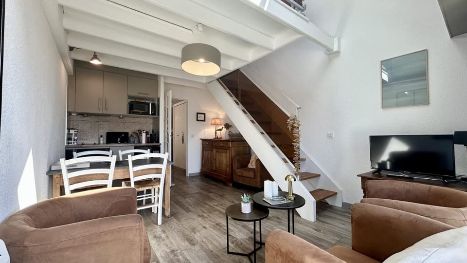 Kitchen or kitchenette, Dining area, stove