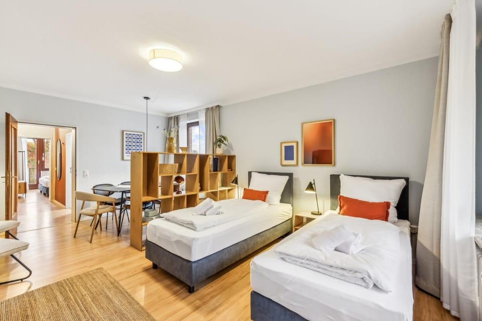 Bed, TV and multimedia, Living room, Photo of the whole room, Seating area, Bedroom, towels, wardrobe