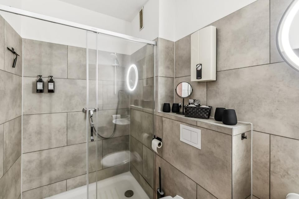 Shower, Toilet, Bathroom, towels