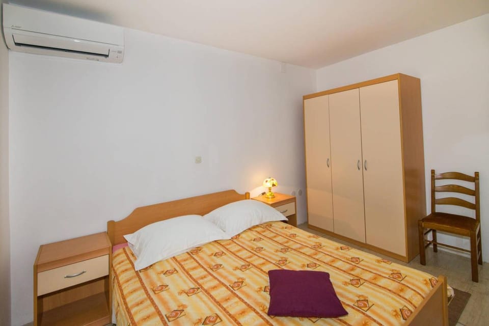 Bed, Bedroom, air conditioner