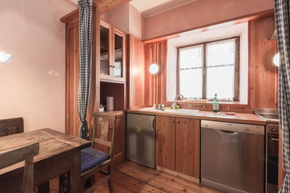 Kitchen or kitchenette, Dining area, dishwasher, minibar, oven, pet friendly, stove