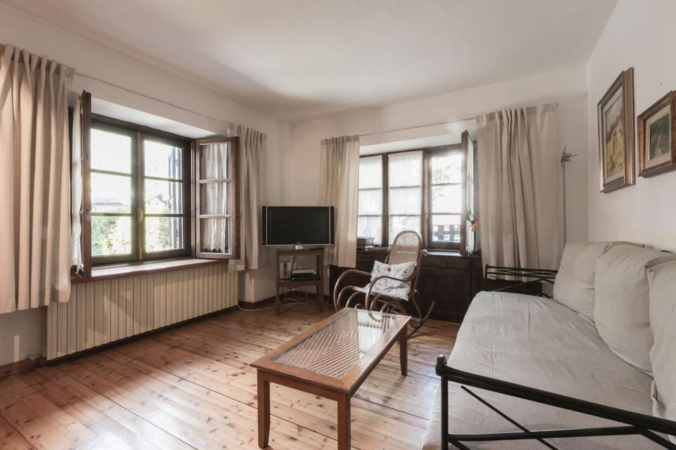 Communal lounge/ TV room, TV and multimedia, Living room, Seating area, Evening entertainment