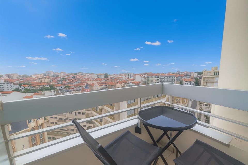 Beau studio rénové, balcon, accès plage, piscine Apartment in Biarritz