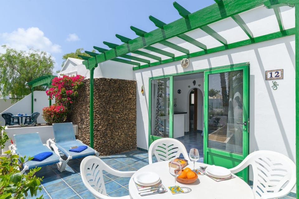 Property building, Balcony/Terrace, Living room