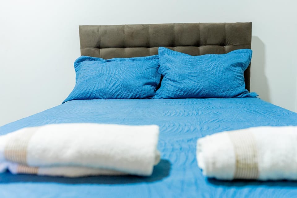 Bed, Bedroom, towels