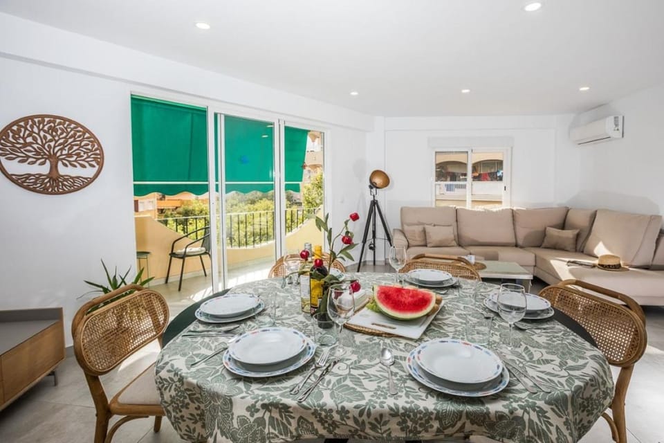 Communal lounge/ TV room, Balcony/Terrace, Living room, Seating area, Dining area, Food