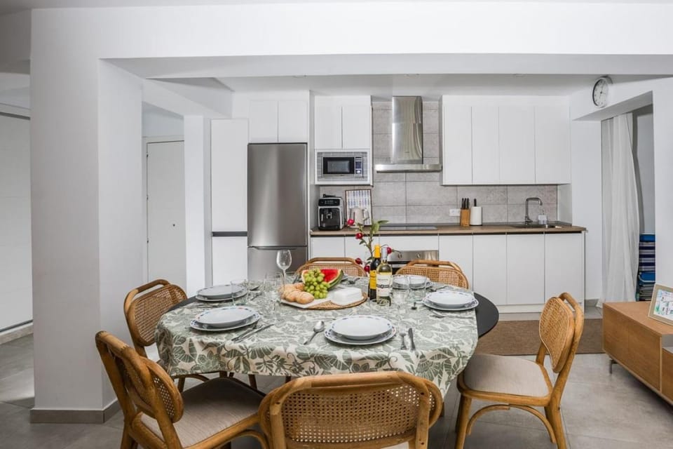 Kitchen or kitchenette, Dining area, Meals, microwave, oven, stove