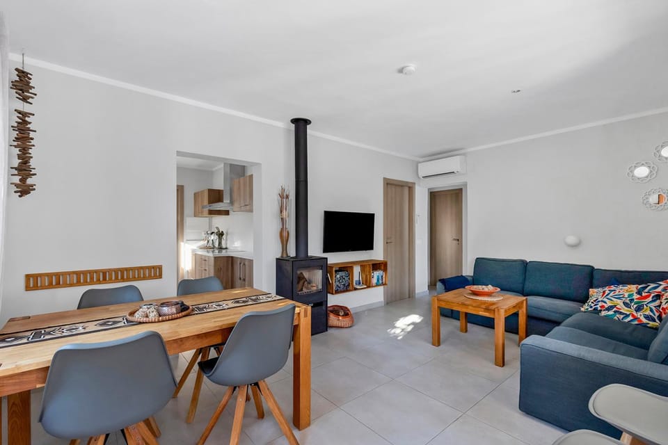 Living room, Dining area, fireplace
