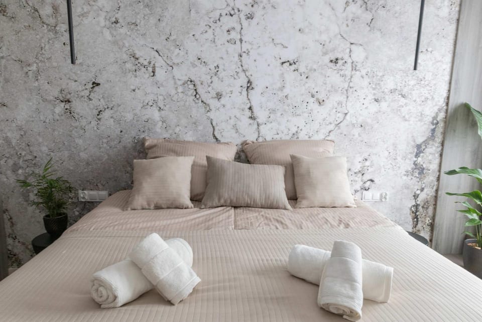 Bed, Bedroom, towels