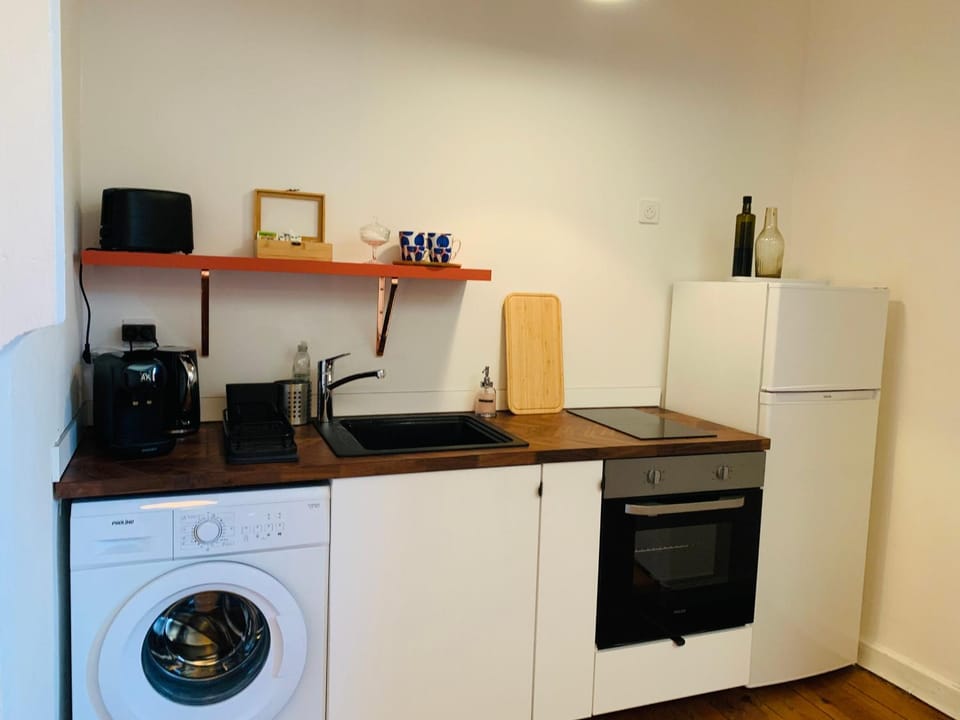 Kitchen or kitchenette, oven, stove, washing machine