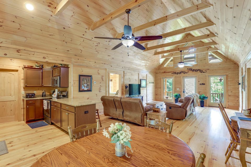 Updated Cabin By Linville Falls: Deck & Game Room! Cabin in Tennessee