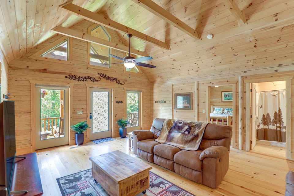 Updated Cabin By Linville Falls: Deck & Game Room! Cabin in Tennessee