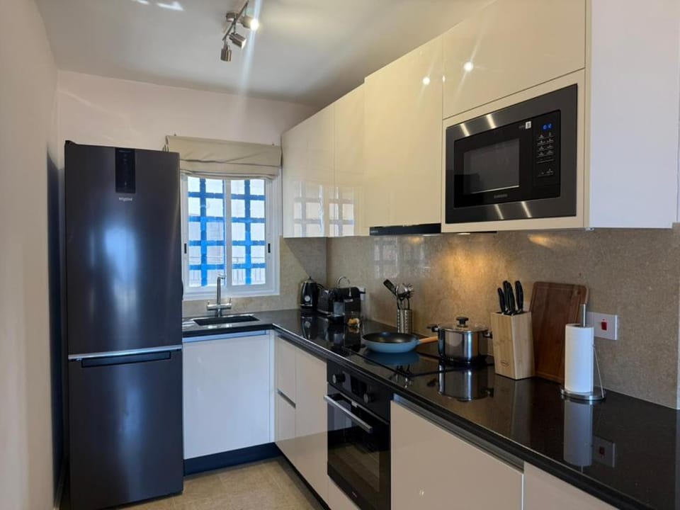 Coffee/tea facilities, Kitchen or kitchenette, dishwasher, oven, stove, toaster