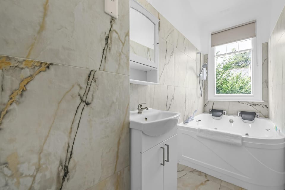 Bathroom, Bath, towels
