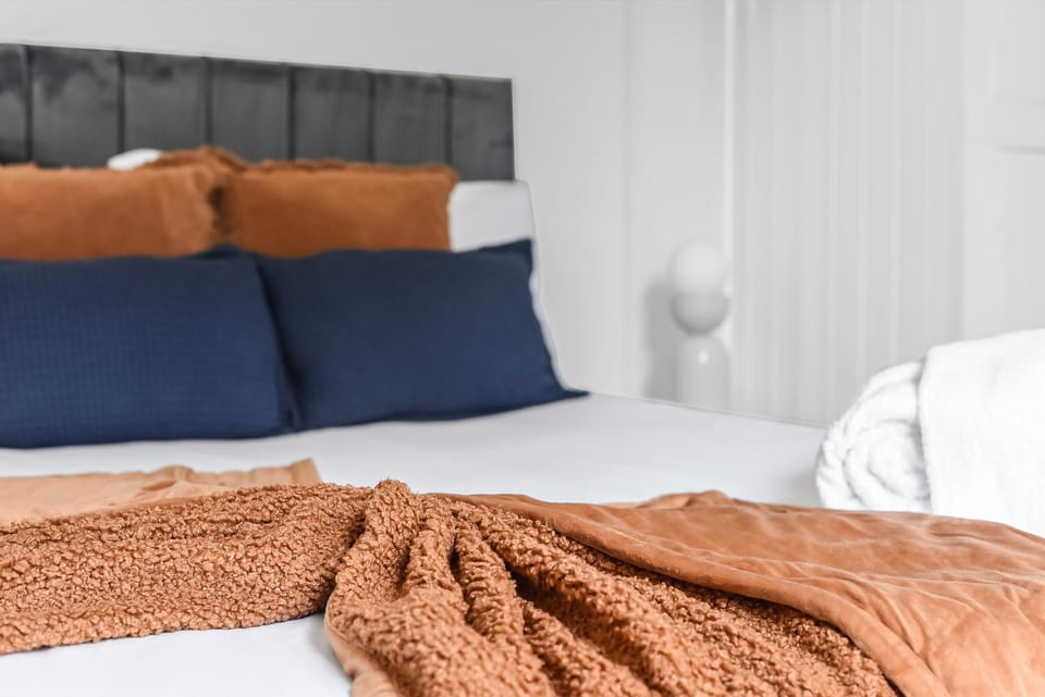 Bed, Bedroom, towels