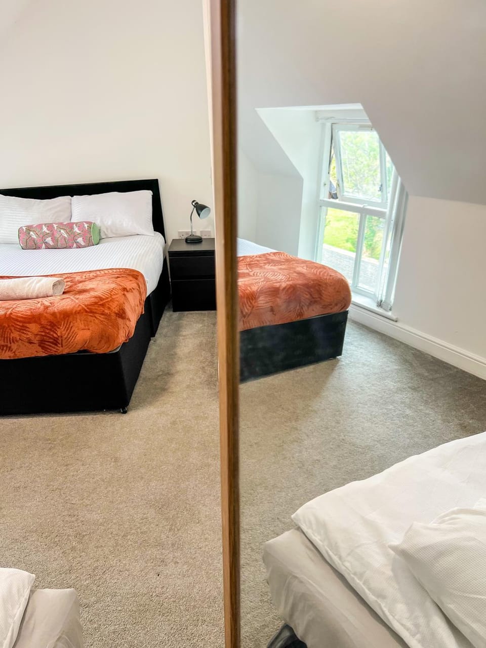 Bed, TV and multimedia, Bedroom