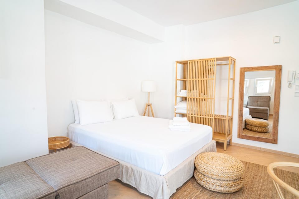 Bed, Photo of the whole room, Decorative detail, Bedroom, wardrobe