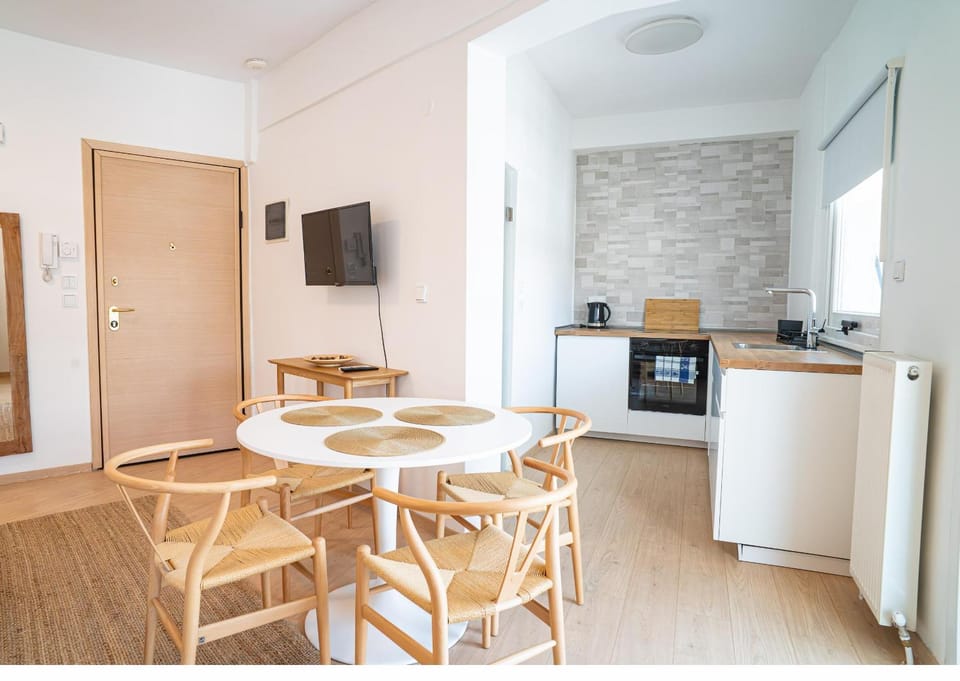 TV and multimedia, Kitchen or kitchenette, Photo of the whole room, Decorative detail, Seating area, Dining area, oven, stove