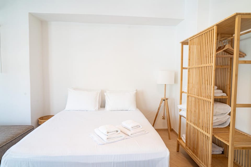 Bed, Photo of the whole room, Decorative detail, Bedroom, towels, wardrobe