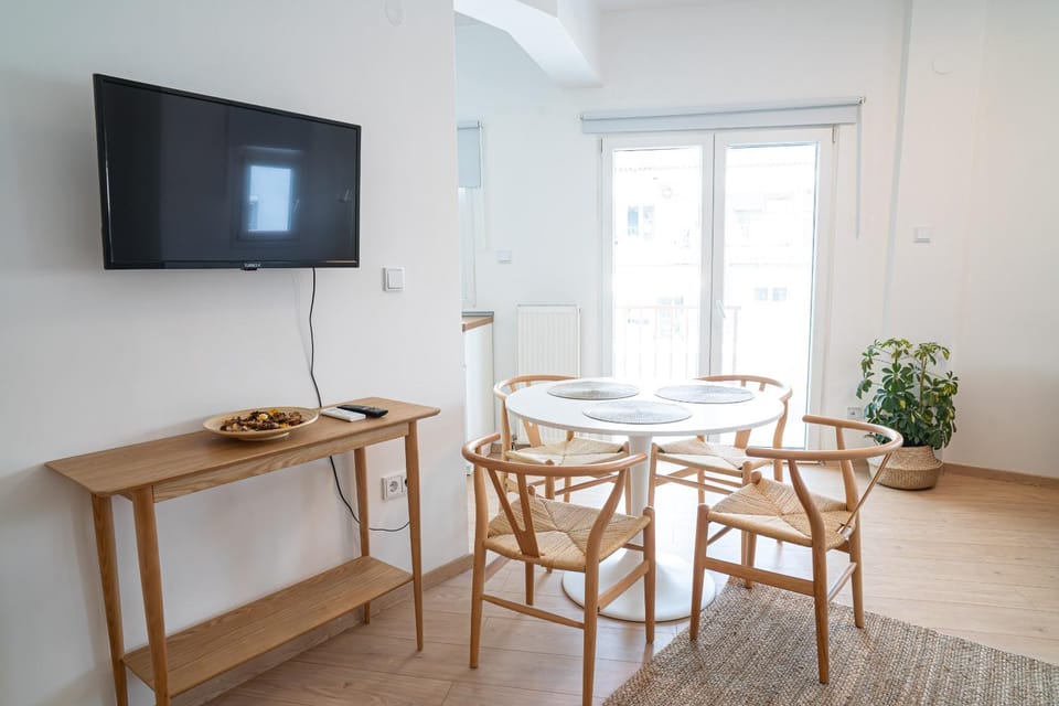 TV and multimedia, Photo of the whole room, Decorative detail, Seating area, Dining area