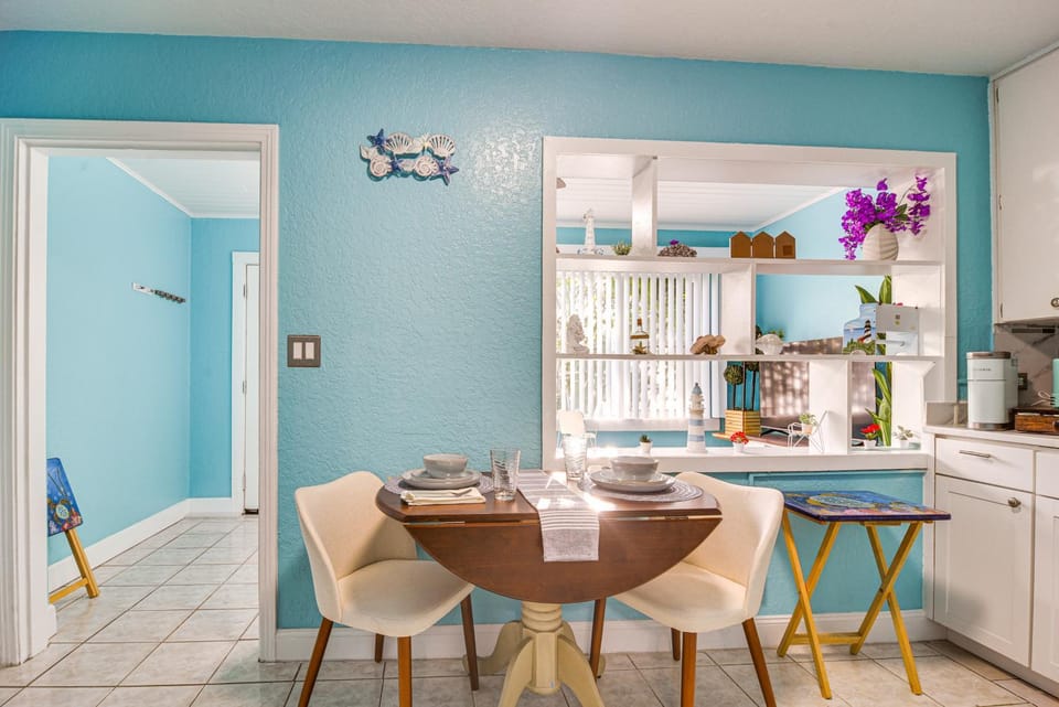 Walk to Dining & Sand! St Pete Beach Apartment Apartment in Saint Pete Beach