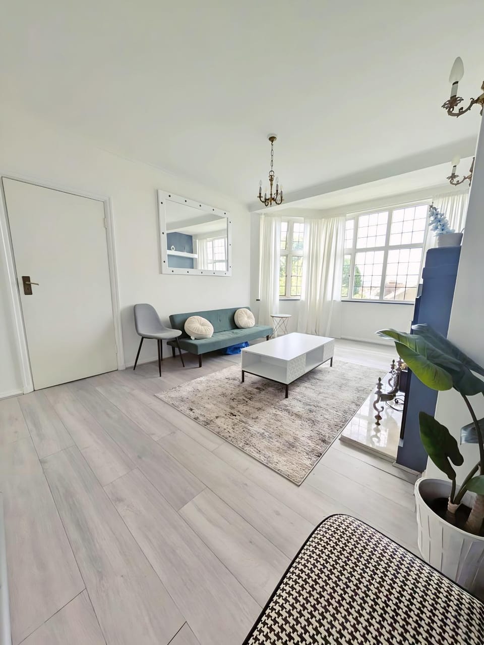 Bed, TV and multimedia, Living room, Photo of the whole room, Seating area, Dining area
