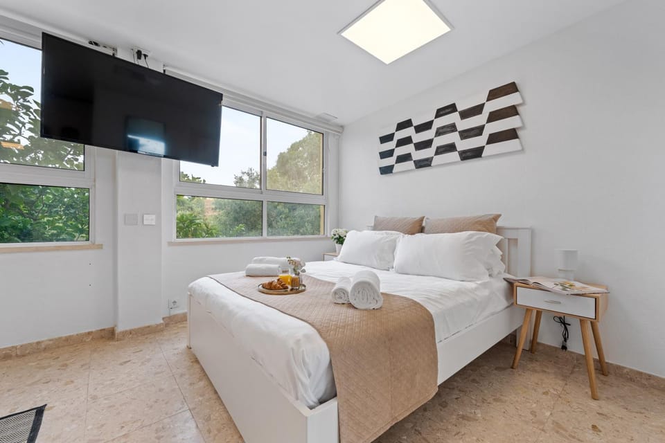 Bed, TV and multimedia, Bedroom