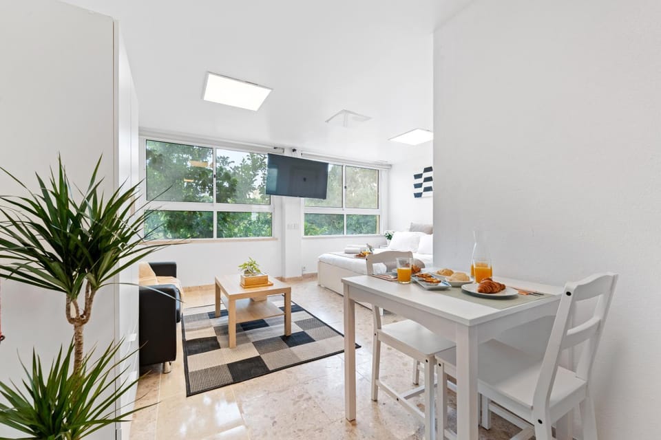 Food and drinks, Seating area, Dining area