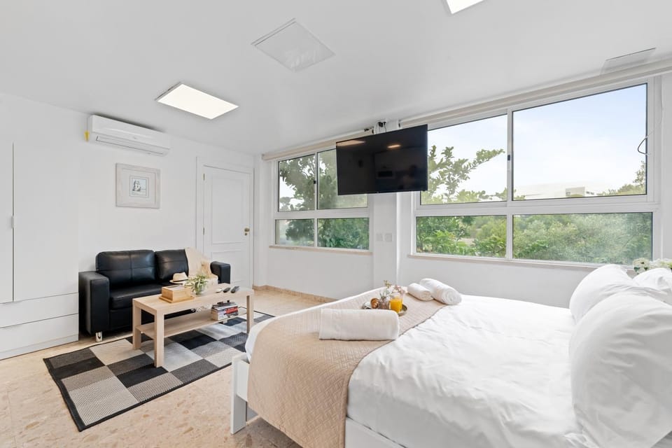 Bed, TV and multimedia, Living room, Seating area, Bedroom