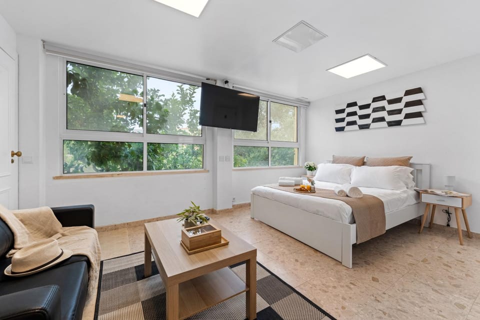 Bed, TV and multimedia, Living room, Bedroom
