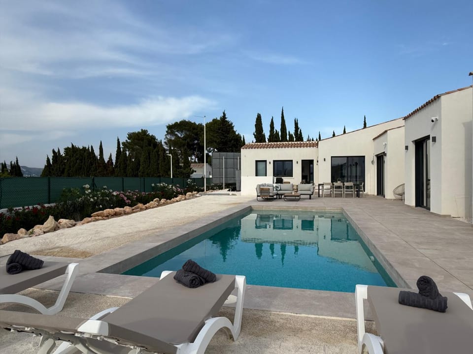 Pool view, Swimming pool, sunbed