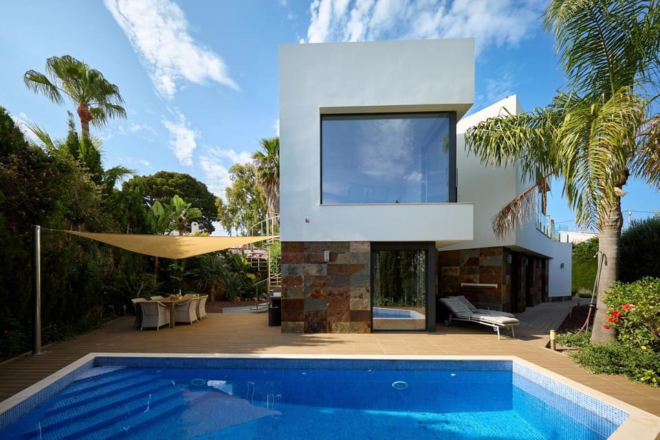 Property building, Patio, Garden, Garden view, Pool view, Swimming pool, Swimming pool, sunbed