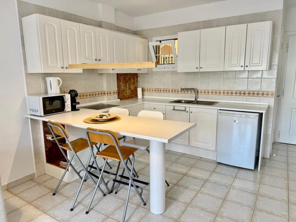 Kitchen or kitchenette, Dining area, stove