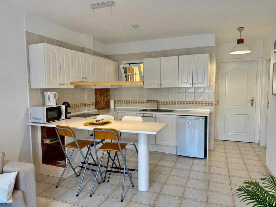 Kitchen or kitchenette, Dining area, stove