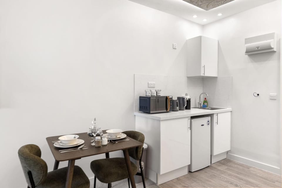 MODERN STUDIO APARTMENT BY THE SPINNAKER TOWER - WALKING DISTANCE TO GUNWARF AND MAIN TRANSPORT ROUTES - FREE WiFi - FLAT SCREEN SMART TV - PERFECT FOR COUPLEAS AND CONTRACTORS Apartment in Portsmouth