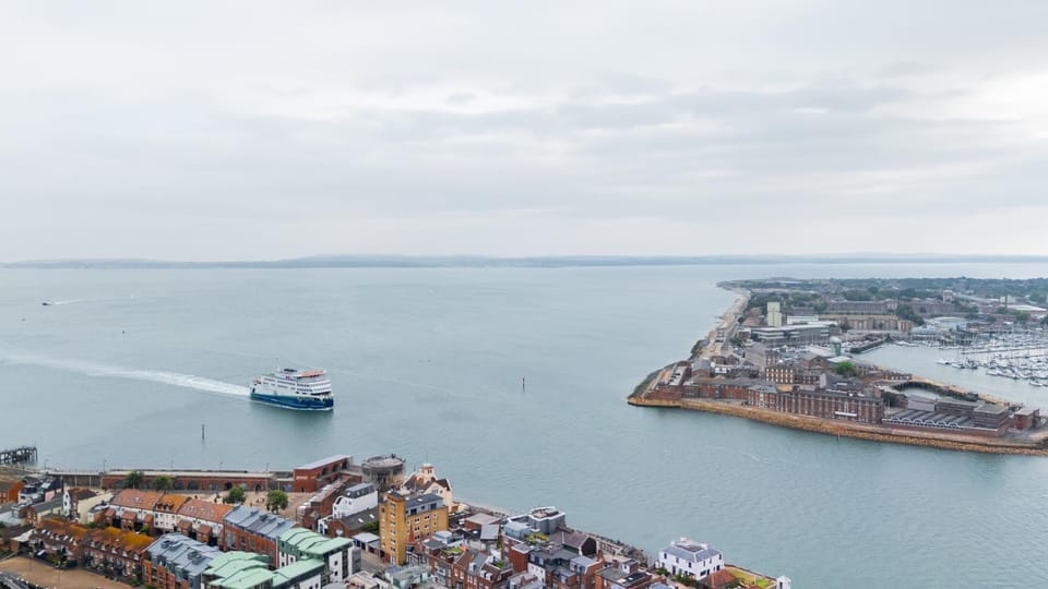 MODERN STUDIO APARTMENT BY THE SPINNAKER TOWER - WALKING DISTANCE TO GUNWARF AND MAIN TRANSPORT ROUTES - FREE WiFi - FLAT SCREEN SMART TV - PERFECT FOR COUPLEAS AND CONTRACTORS Apartment in Portsmouth