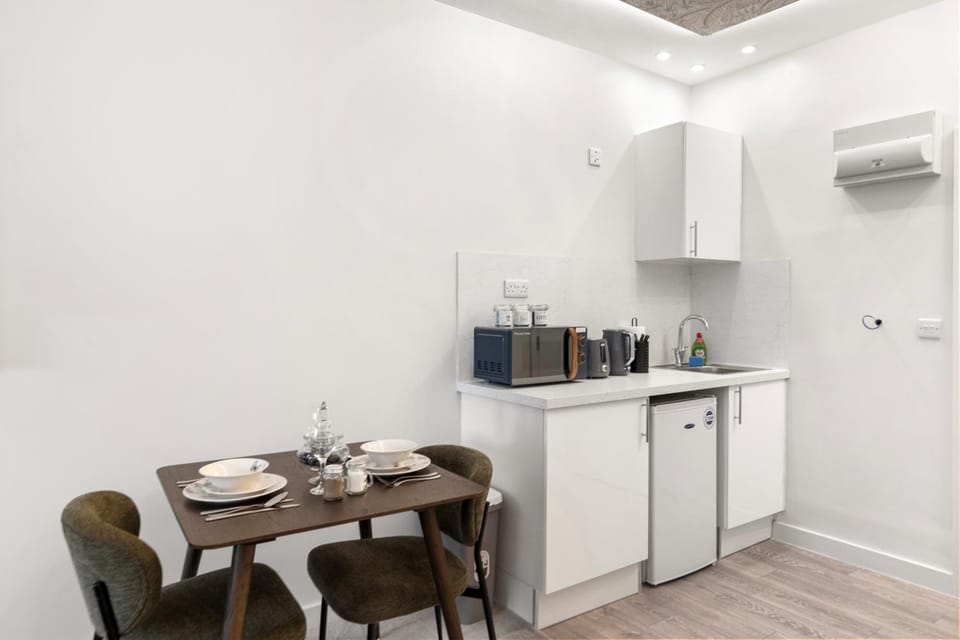 MODERN STUDIO APARTMENT BY THE SPINNAKER TOWER - WALKING DISTANCE TO GUNWARF AND MAIN TRANSPORT ROUTES - FREE WiFi - FLAT SCREEN SMART TV - PERFECT FOR COUPLEAS AND CONTRACTORS Apartment in Portsmouth