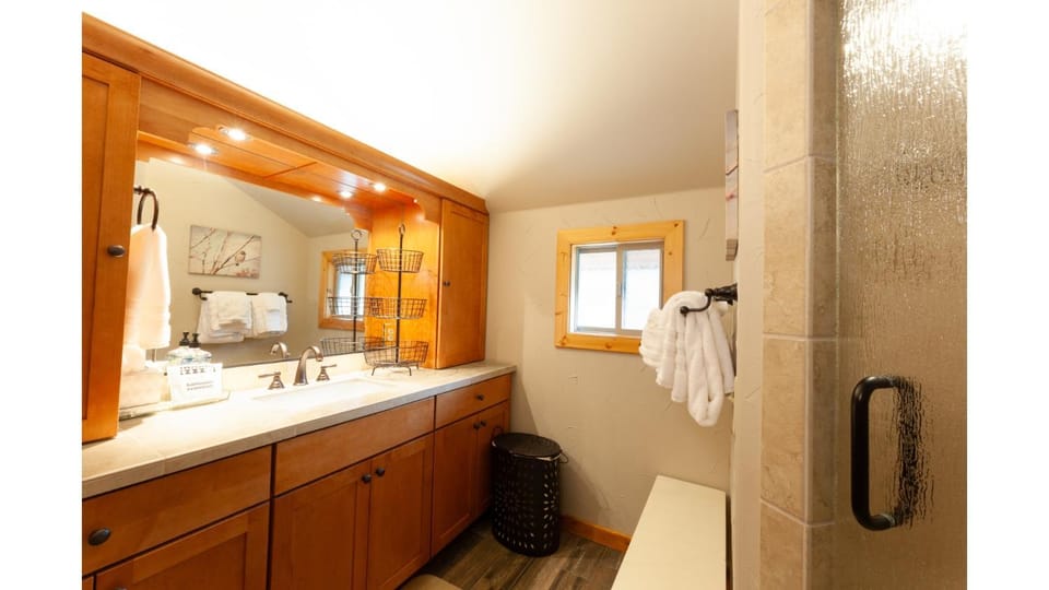 Shower, Bathroom, Bath, hair dryier, towels