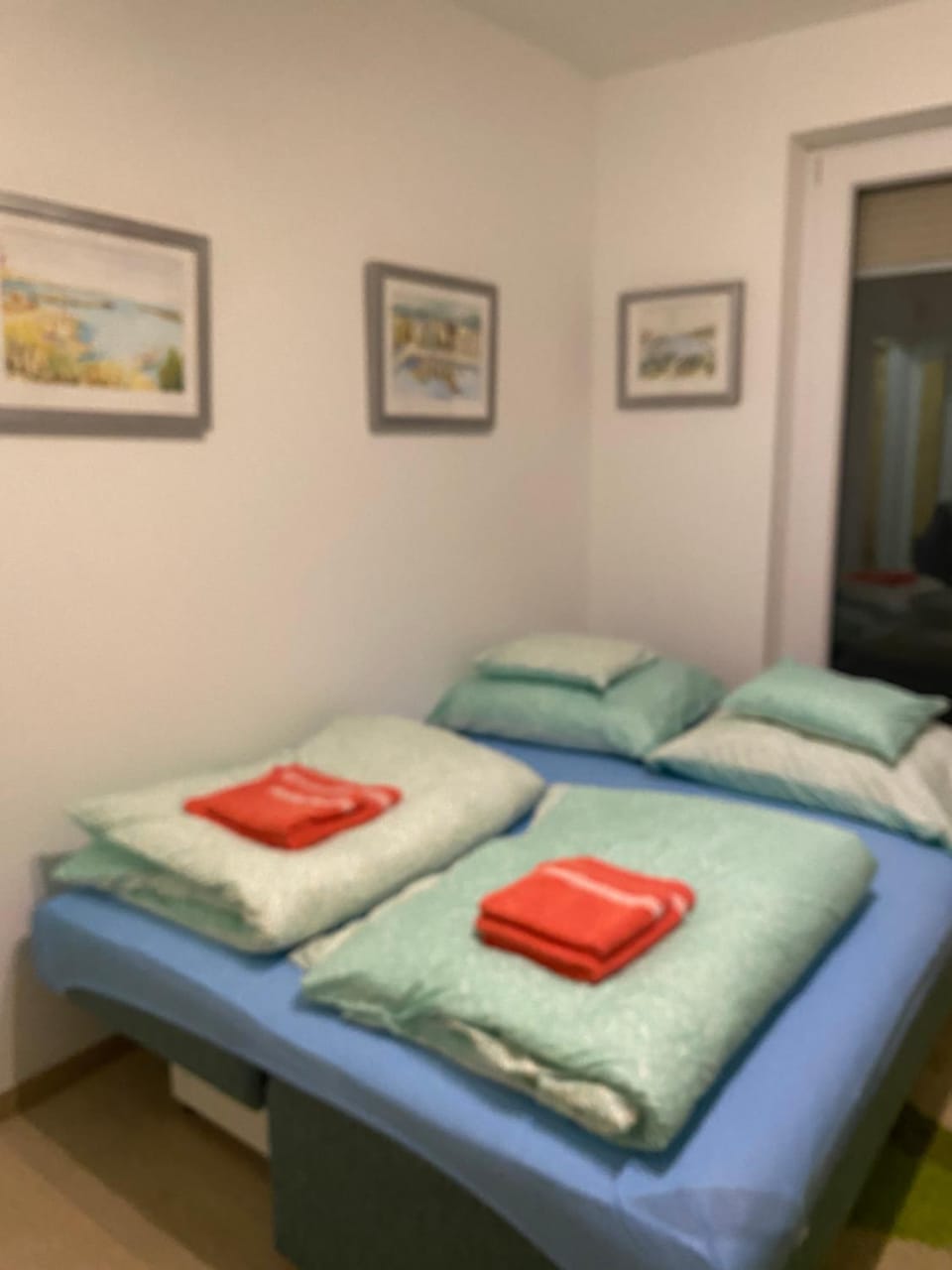 Bed, towels