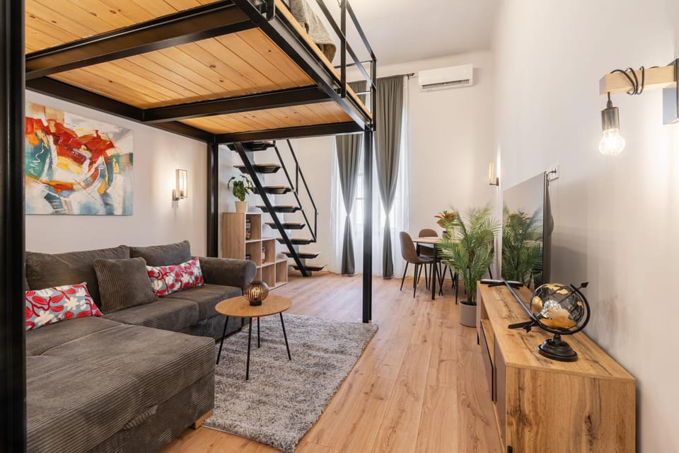 TV and multimedia, Living room, Seating area, Dining area, air conditioner